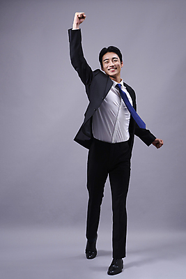 포토 JPG 스튜디오촬영 전신 응시 남자 회색배경 한명 미소 웃음 정장 20대 성인 앞모습 비즈니스라이프 손들기 파이팅 주먹 한국인 비즈니스맨 열정 힘찬 성인남자한명만 국내포토 1 라이프스타일 시선 옷 감정 뷰포인트 백그라운드 컨셉 비즈니스 모션 실내 표정 사람 동양인 청년 회색 직장인 남자한명만 성인남자만 파일형식