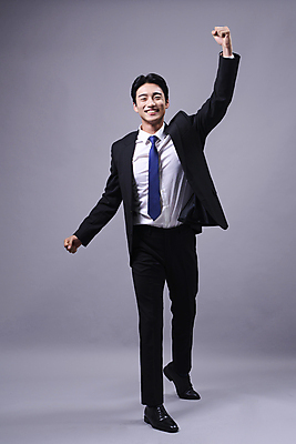 포토 JPG 스튜디오촬영 전신 응시 남자 회색배경 한명 미소 웃음 정장 20대 성인 앞모습 비즈니스라이프 손들기 파이팅 주먹 한국인 비즈니스맨 열정 힘찬 성인남자한명만 국내포토 1 라이프스타일 시선 옷 감정 뷰포인트 백그라운드 컨셉 비즈니스 모션 실내 표정 사람 동양인 청년 회색 직장인 남자한명만 성인남자만 파일형식