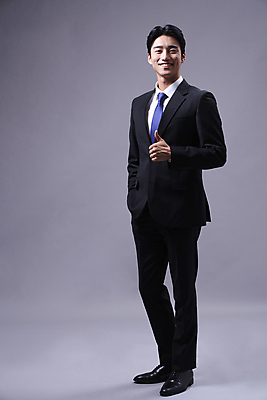 포토 JPG 스튜디오촬영 전신 응시 남자 회색배경 한명 미소 정장 20대 성인 앞모습 옆모습 비즈니스라이프 한국인 엄지손가락 비즈니스맨 주머니손 따봉 성인남자한명만 국내포토 1 라이프스타일 시선 옷 뷰포인트 백그라운드 비즈니스 손가락 모션 실내 표정 사람 동양인 청년 회색 최고 직장인 남자한명만 성인남자만 파일형식