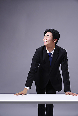 포토 JPG 스튜디오촬영 응시 남자 탁자 회색배경 허리숙이기 한명 미소 정장 상반신 20대 성인 앞모습 비즈니스라이프 한국인 비즈니스맨 성인남자한명만 국내포토 1 라이프스타일 시선 옷 뷰포인트 가구 백그라운드 비즈니스 실내 표정 숙이기 사람 동양인 청년 회색 직장인 남자한명만 성인남자만 파일형식