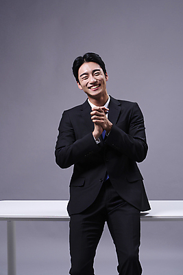 포토 JPG 스튜디오촬영 응시 남자 탁자 회색배경 한명 미소 웃음 정장 상반신 20대 성인 앞모습 비즈니스라이프 한국인 비즈니스맨 박수 걸터앉기 성인남자한명만 국내포토 1 라이프스타일 시선 옷 뷰포인트 가구 백그라운드 비즈니스 실내 표정 사람 앉기 동양인 손짓 청년 회색 직장인 남자한명만 성인남자만 파일형식