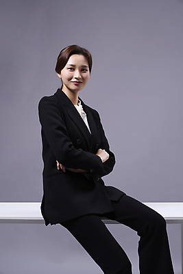 포토 JPG 스튜디오촬영 응시 여자 탁자 회색배경 한명 미소 정장 상반신 20대 성인 옆모습 비즈니스라이프 팔짱 한국인 비즈니스우먼 걸터앉기 성인여자한명만 국내포토 1 라이프스타일 시선 옷 뷰포인트 가구 백그라운드 비즈니스 모션 실내 표정 사람 앉기 동양인 청년 회색 직장인 여자한명만 성인여자만 파일형식