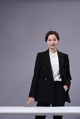포토 JPG 스튜디오촬영 응시 여자 탁자 회색배경 한명 정장 상반신 20대 성인 앞모습 비즈니스라이프 한국인 비즈니스우먼 주머니손 성인여자한명만 국내포토 1 라이프스타일 시선 옷 뷰포인트 가구 백그라운드 비즈니스 모션 실내 사람 동양인 청년 회색 직장인 여자한명만 성인여자만 파일형식