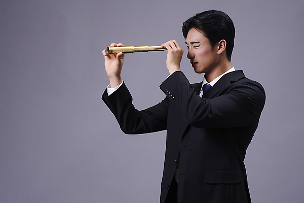 포토 JPG 스튜디오촬영 응시 남자 회색배경 한명 들기 정장 상반신 20대 성인 옆모습 비즈니스라이프 망원경 한국인 비즈니스맨 멀리보기 성인남자한명만 국내포토 1 라이프스타일 시선 옷 뷰포인트 백그라운드 비즈니스 모션 실내 사람 동양인 청년 회색 직장인 남자한명만 성인남자만 파일형식