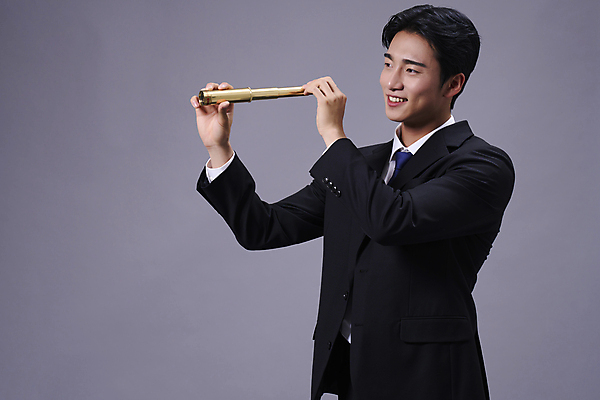 포토 JPG 스튜디오촬영 응시 남자 회색배경 한명 미소 들기 정장 상반신 20대 성인 옆모습 비즈니스라이프 망원경 한국인 비즈니스맨 멀리보기 성인남자한명만 국내포토 1 라이프스타일 시선 옷 뷰포인트 백그라운드 비즈니스 모션 실내 표정 사람 동양인 청년 회색 직장인 남자한명만 성인남자만 파일형식
