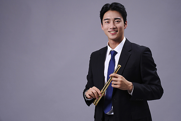 포토 JPG 스튜디오촬영 응시 남자 회색배경 한명 미소 들기 정장 상반신 20대 성인 앞모습 비즈니스라이프 망원경 한국인 비즈니스맨 성인남자한명만 국내포토 1 라이프스타일 시선 옷 뷰포인트 백그라운드 비즈니스 모션 실내 표정 사람 동양인 청년 회색 직장인 남자한명만 성인남자만 파일형식