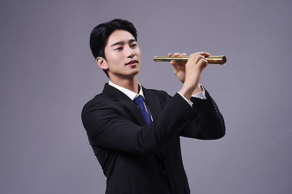 포토 JPG 스튜디오촬영 응시 남자 회색배경 한명 들기 정장 상반신 20대 성인 옆모습 비즈니스라이프 망원경 한국인 비즈니스맨 멀리보기 성인남자한명만 국내포토 1 라이프스타일 시선 옷 뷰포인트 백그라운드 비즈니스 모션 실내 사람 동양인 청년 회색 직장인 남자한명만 성인남자만 파일형식