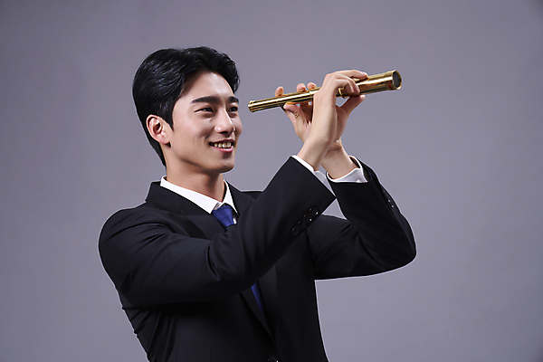 포토 JPG 스튜디오촬영 응시 남자 회색배경 한명 미소 들기 정장 상반신 20대 성인 옆모습 비즈니스라이프 망원경 한국인 비즈니스맨 멀리보기 성인남자한명만 국내포토 1 라이프스타일 시선 옷 뷰포인트 백그라운드 비즈니스 모션 실내 표정 사람 동양인 청년 회색 직장인 남자한명만 성인남자만 파일형식