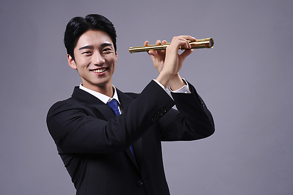 포토 JPG 스튜디오촬영 응시 남자 회색배경 한명 미소 들기 정장 상반신 20대 성인 옆모습 비즈니스라이프 망원경 한국인 비즈니스맨 성인남자한명만 국내포토 1 라이프스타일 시선 옷 뷰포인트 백그라운드 비즈니스 모션 실내 표정 사람 동양인 청년 회색 직장인 남자한명만 성인남자만 파일형식