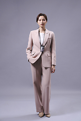 포토 JPG 스튜디오촬영 전신 응시 여자 회색배경 무표정 한명 정장 20대 성인 앞모습 비즈니스라이프 한국인 비즈니스우먼 주머니손 성인여자한명만 국내포토 1 라이프스타일 시선 옷 감정 뷰포인트 백그라운드 비즈니스 모션 실내 표정 사람 동양인 청년 회색 직장인 여자한명만 성인여자만 파일형식