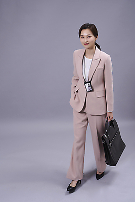 포토 JPG 스튜디오촬영 전신 응시 여자 가방 회색배경 한명 미소 들기 정장 20대 성인 앞모습 옆모습 비즈니스라이프 한국인 비즈니스우먼 주머니손 사원증 성인여자한명만 국내포토 1 라이프스타일 시선 잡화 옷 뷰포인트 백그라운드 비즈니스 모션 실내 표정 사람 동양인 청년 회색 직장인 여자한명만 성인여자만 파일형식