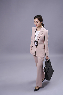 포토 JPG 스튜디오촬영 전신 응시 여자 가방 회색배경 한명 미소 들기 정장 20대 성인 비즈니스라이프 한국인 비즈니스우먼 주머니손 사원증 성인여자한명만 국내포토 1 라이프스타일 시선 잡화 옷 백그라운드 비즈니스 모션 실내 표정 사람 동양인 청년 회색 직장인 여자한명만 성인여자만 파일형식