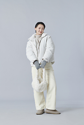 포토 JPG 스튜디오촬영 전신 여자 장갑 겨울 가방 회색배경 실내 따뜻함 한명 들기 20대 성인 앞모습 한국인 패딩 성인여자한명만 국내포토 1 잡화 계절 뷰포인트 백그라운드 모션 사람 동양인 청년 내부 점퍼 회색 여자한명만 성인여자만 파일형식