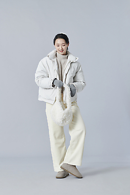 포토 JPG 스튜디오촬영 전신 여자 장갑 겨울 가방 회색배경 실내 따뜻함 한명 들기 20대 성인 앞모습 한국인 패딩 성인여자한명만 내려보기 국내포토 1 잡화 계절 뷰포인트 백그라운드 모션 사람 동양인 청년 내부 점퍼 회색 여자한명만 성인여자만 파일형식