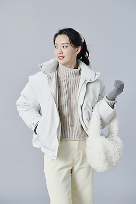 포토 JPG 스튜디오촬영 응시 여자 장갑 겨울 가방 회색배경 실내 따뜻함 한명 들기 상반신 20대 성인 앞모습 한국인 주머니손 패딩 성인여자한명만 국내포토 1 시선 잡화 계절 뷰포인트 백그라운드 모션 사람 동양인 청년 내부 점퍼 회색 여자한명만 성인여자만 파일형식