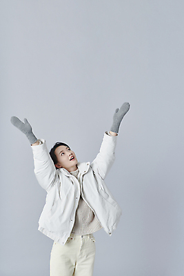 포토 JPG 스튜디오촬영 여자 장갑 겨울 회색배경 실내 따뜻함 한명 상반신 20대 성인 앞모습 옆모습 만세 한국인 올려보기 패딩 성인여자한명만 국내포토 1 잡화 계절 뷰포인트 백그라운드 모션 사람 동양인 청년 내부 점퍼 회색 여자한명만 성인여자만 파일형식