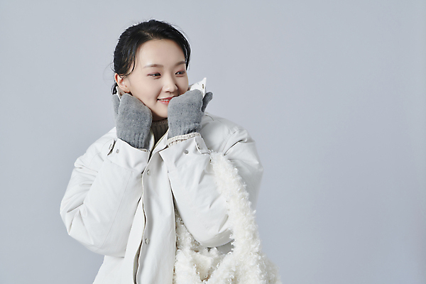 포토 JPG 스튜디오촬영 여자 장갑 겨울 가방 회색배경 실내 따뜻함 한명 들기 상반신 20대 성인 앞모습 한국인 패딩 감싸기 성인여자한명만 국내포토 1 잡화 계절 뷰포인트 백그라운드 모션 사람 동양인 청년 내부 점퍼 회색 여자한명만 성인여자만 파일형식