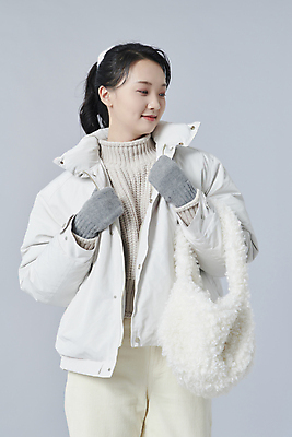 포토 JPG 스튜디오촬영 여자 장갑 겨울 가방 회색배경 실내 따뜻함 한명 들기 상반신 20대 성인 앞모습 한국인 잡기 패딩 성인여자한명만 내려보기 국내포토 1 잡화 계절 뷰포인트 백그라운드 모션 사람 동양인 청년 내부 점퍼 회색 여자한명만 성인여자만 파일형식