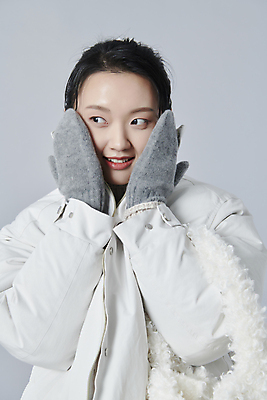 포토 JPG 스튜디오촬영 응시 여자 장갑 겨울 가방 회색배경 실내 따뜻함 한명 들기 근접촬영 상반신 20대 성인 앞모습 한국인 손모으기 패딩 감싸기 성인여자한명만 국내포토 1 시선 잡화 계절 뷰포인트 백그라운드 모션 사람 동양인 손짓 청년 내부 점퍼 회색 여자한명만 성인여자만 파일형식