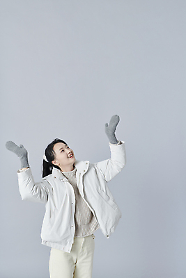 포토 JPG 스튜디오촬영 여자 장갑 겨울 회색배경 실내 따뜻함 한명 미소 상반신 20대 성인 앞모습 옆모습 만세 한국인 올려보기 패딩 성인여자한명만 국내포토 1 잡화 계절 뷰포인트 백그라운드 모션 표정 사람 동양인 청년 내부 점퍼 회색 여자한명만 성인여자만 파일형식
