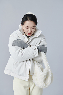 포토 JPG 스튜디오촬영 여자 장갑 겨울 가방 회색배경 실내 한명 들기 상반신 20대 성인 앞모습 한국인 추위 패딩 감싸기 성인여자한명만 내려보기 국내포토 1 잡화 계절 뷰포인트 백그라운드 모션 사람 동양인 청년 내부 점퍼 회색 여자한명만 성인여자만 파일형식