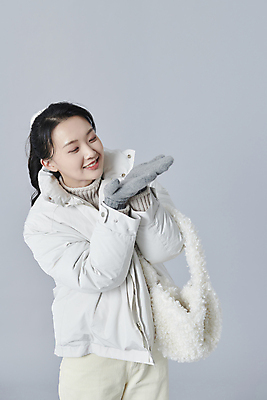 포토 JPG 스튜디오촬영 여자 장갑 겨울 가방 회색배경 실내 한명 들기 상반신 20대 성인 앞모습 옆모습 한국인 손모으기 패딩 성인여자한명만 내려보기 국내포토 1 잡화 계절 뷰포인트 백그라운드 모션 사람 동양인 손짓 청년 내부 점퍼 회색 여자한명만 성인여자만 파일형식