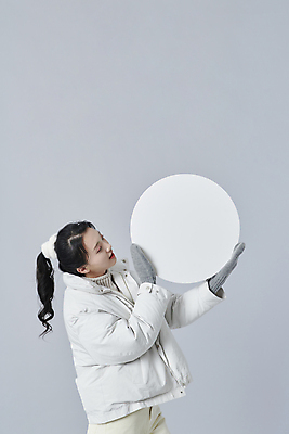 포토 JPG 스튜디오촬영 배너 여자 장갑 겨울 회색배경 실내 한명 들기 상반신 20대 성인 옆모습 한국인 추위 원형프레임 패딩 성인여자한명만 국내포토 1 잡화 계절 뷰포인트 백그라운드 모션 프레임 사람 동양인 청년 내부 점퍼 회색 원형 여자한명만 성인여자만 파일형식