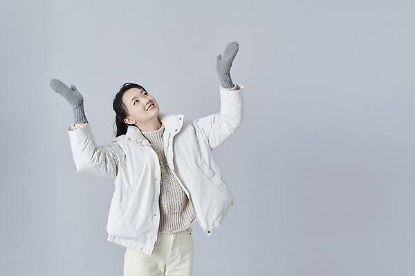 포토 JPG 스튜디오촬영 여자 장갑 겨울 회색배경 실내 한명 미소 상반신 20대 성인 앞모습 만세 한국인 추위 올려보기 패딩 성인여자한명만 국내포토 1 잡화 계절 뷰포인트 백그라운드 모션 표정 사람 동양인 청년 내부 점퍼 회색 여자한명만 성인여자만 파일형식