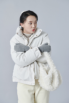포토 JPG 스튜디오촬영 여자 장갑 겨울 가방 회색배경 실내 한명 들기 상반신 20대 성인 앞모습 한국인 추위 패딩 감싸기 성인여자한명만 국내포토 1 잡화 계절 뷰포인트 백그라운드 모션 사람 동양인 청년 내부 점퍼 회색 여자한명만 성인여자만 파일형식