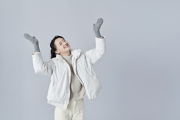 포토 JPG 스튜디오촬영 여자 장갑 겨울 회색배경 실내 한명 미소 웃음 상반신 20대 성인 앞모습 만세 한국인 올려보기 패딩 성인여자한명만 국내포토 1 잡화 계절 뷰포인트 백그라운드 모션 표정 사람 동양인 청년 내부 점퍼 회색 여자한명만 성인여자만 파일형식