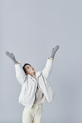 포토 JPG 스튜디오촬영 여자 장갑 겨울 회색배경 실내 한명 상반신 20대 성인 앞모습 옆모습 만세 한국인 올려보기 패딩 성인여자한명만 국내포토 1 잡화 계절 뷰포인트 백그라운드 모션 사람 동양인 청년 내부 점퍼 회색 여자한명만 성인여자만 파일형식