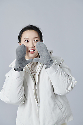 포토 JPG 스튜디오촬영 여자 장갑 겨울 회색배경 실내 한명 근접촬영 상반신 20대 성인 앞모습 외침 한국인 패딩 성인여자한명만 국내포토 1 잡화 계절 뷰포인트 백그라운드 사람 동양인 청년 내부 소리 점퍼 회색 여자한명만 성인여자만 파일형식