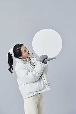 포토 JPG 스튜디오촬영 배너 응시 여자 장갑 겨울 회색배경 실내 한명 들기 상반신 20대 성인 옆모습 한국인 원형프레임 패딩 성인여자한명만 국내포토 1 시선 잡화 계절 뷰포인트 백그라운드 모션 프레임 사람 동양인 청년 내부 점퍼 회색 원형 여자한명만 성인여자만 파일형식