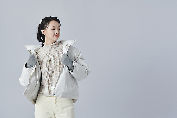 포토 JPG 스튜디오촬영 여자 장갑 겨울 회색배경 실내 따뜻함 한명 상반신 20대 성인 앞모습 한국인 잡기 패딩 감싸기 성인여자한명만 국내포토 1 잡화 계절 뷰포인트 백그라운드 모션 사람 동양인 청년 내부 점퍼 회색 여자한명만 성인여자만 파일형식