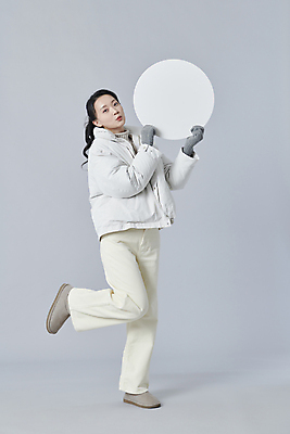 포토 JPG 스튜디오촬영 전신 배너 여자 장갑 겨울 회색배경 실내 한명 들기 20대 성인 옆모습 한국인 원형프레임 패딩 다리들기 한발서기 성인여자한명만 국내포토 1 잡화 계절 뷰포인트 백그라운드 모션 프레임 서기 사람 동양인 청년 내부 점퍼 회색 원형 여자한명만 성인여자만 파일형식