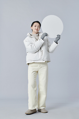 포토 JPG 스튜디오촬영 전신 배너 여자 장갑 겨울 회색배경 실내 한명 들기 20대 성인 앞모습 한국인 원형프레임 패딩 성인여자한명만 국내포토 1 잡화 계절 뷰포인트 백그라운드 모션 프레임 사람 동양인 청년 내부 점퍼 회색 원형 여자한명만 성인여자만 파일형식