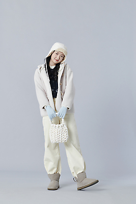 포토 JPG 스튜디오촬영 전신 여자 포즈 장갑 겨울 가방 회색배경 털모자 실내 따뜻함 한명 들기 20대 성인 앞모습 한국인 갸우뚱 성인여자한명만 국내포토 모자_잡화 1 잡화 계절 뷰포인트 백그라운드 모션 사람 동양인 청년 내부 회색 여자한명만 성인여자만 파일형식