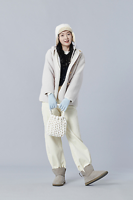 포토 JPG 스튜디오촬영 전신 여자 포즈 장갑 겨울 가방 회색배경 털모자 실내 따뜻함 한명 들기 20대 성인 앞모습 한국인 성인여자한명만 국내포토 모자_잡화 1 잡화 계절 뷰포인트 백그라운드 모션 사람 동양인 청년 내부 회색 여자한명만 성인여자만 파일형식