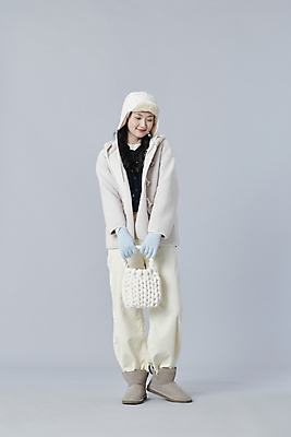 포토 JPG 스튜디오촬영 전신 여자 장갑 겨울 가방 회색배경 털모자 실내 따뜻함 한명 미소 들기 20대 성인 앞모습 한국인 추위 성인여자한명만 내려보기 국내포토 모자_잡화 1 잡화 계절 뷰포인트 백그라운드 모션 표정 사람 동양인 청년 내부 회색 여자한명만 성인여자만 파일형식