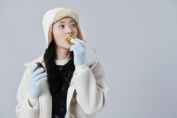 포토 JPG 스튜디오촬영 여자 겨울 회색배경 털모자 실내 한명 들기 상반신 20대 성인 앞모습 한국인 먹기 군고구마 성인여자한명만 국내포토 모자_잡화 1 계절 뷰포인트 백그라운드 모션 사람 동양인 청년 내부 회색 구이 여자한명만 성인여자만 파일형식