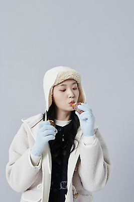 포토 JPG 스튜디오촬영 여자 겨울 회색배경 털모자 실내 한명 들기 상반신 20대 성인 한국인 불기 군고구마 성인여자한명만 내려보기 국내포토 모자_잡화 1 계절 백그라운드 모션 사람 동양인 청년 내부 회색 구이 여자한명만 성인여자만 파일형식