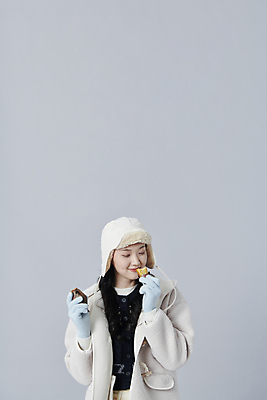 포토 JPG 스튜디오촬영 여자 겨울 회색배경 털모자 실내 한명 들기 상반신 20대 성인 앞모습 한국인 먹기 군고구마 성인여자한명만 국내포토 모자_잡화 1 계절 뷰포인트 백그라운드 모션 사람 동양인 청년 내부 회색 구이 여자한명만 성인여자만 파일형식