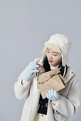 포토 JPG 스튜디오촬영 여자 겨울 회색배경 털모자 실내 한명 들기 상반신 20대 성인 앞모습 종이봉투 한국인 군고구마 성인여자한명만 국내포토 모자_잡화 1 계절 뷰포인트 백그라운드 모션 봉투 사람 동양인 청년 내부 회색 구이 여자한명만 성인여자만 파일형식