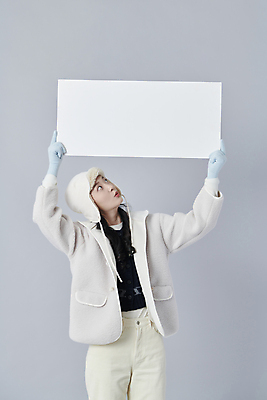 포토 JPG 스튜디오촬영 배너 여자 겨울 회색배경 사각프레임 털모자 실내 한명 들기 상반신 20대 성인 앞모습 한국인 올려보기 성인여자한명만 국내포토 모자_잡화 1 계절 뷰포인트 백그라운드 모션 프레임 사람 동양인 청년 내부 사각형 회색 여자한명만 성인여자만 파일형식