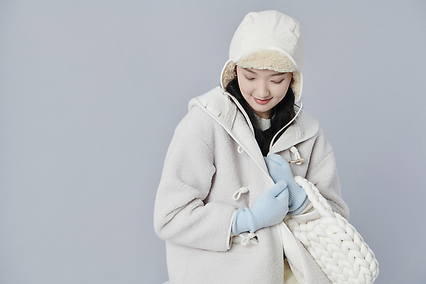 포토 JPG 스튜디오촬영 여자 겨울 가방 회색배경 털모자 실내 따뜻함 한명 들기 상반신 20대 성인 앞모습 한국인 추위 감싸기 성인여자한명만 내려보기 국내포토 모자_잡화 1 잡화 계절 뷰포인트 백그라운드 모션 사람 동양인 청년 내부 회색 여자한명만 성인여자만 파일형식