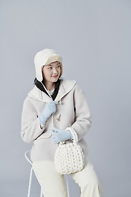 포토 JPG 스튜디오촬영 여자 겨울 의자 가방 회색배경 털모자 실내 따뜻함 한명 들기 앉기 상반신 20대 성인 앞모습 한국인 추위 감싸기 성인여자한명만 국내포토 모자_잡화 1 잡화 계절 뷰포인트 가구 백그라운드 모션 사람 동양인 청년 내부 회색 여자한명만 성인여자만 파일형식