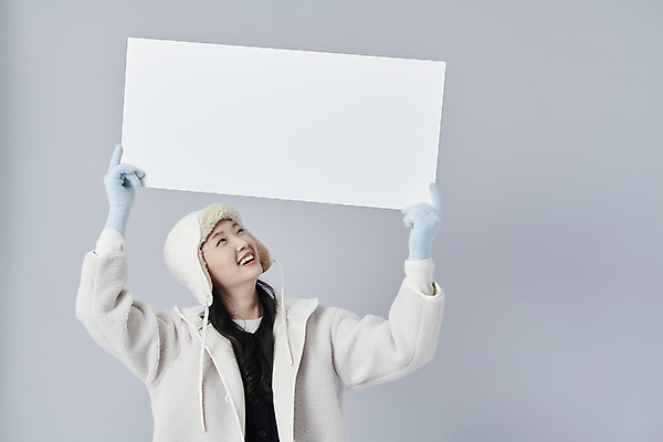 포토 JPG 스튜디오촬영 배너 여자 겨울 회색배경 사각프레임 털모자 실내 한명 미소 들기 상반신 20대 성인 앞모습 한국인 올려보기 성인여자한명만 국내포토 모자_잡화 1 계절 뷰포인트 백그라운드 모션 프레임 표정 사람 동양인 청년 내부 사각형 회색 여자한명만 성인여자만 파일형식