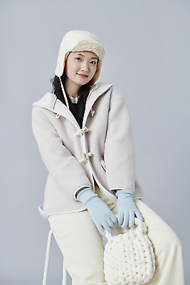 포토 JPG 스튜디오촬영 여자 겨울 의자 가방 회색배경 털모자 실내 따뜻함 한명 들기 상반신 20대 성인 앞모습 한국인 걸터앉기 성인여자한명만 국내포토 모자_잡화 1 잡화 계절 뷰포인트 가구 백그라운드 모션 사람 앉기 동양인 청년 내부 회색 여자한명만 성인여자만 파일형식