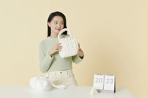 포토 JPG 스튜디오촬영 응시 여자 가방 실내 한명 들기 상반신 20대 성인 앞모습 한국인 달력 털실 노란배경 자랑 성인여자한명만 국내포토 1 시선 잡화 뷰포인트 백그라운드 모션 사람 동양인 청년 내부 노란색 실 여자한명만 성인여자만 파일형식