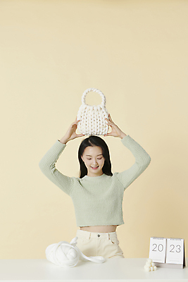 포토 JPG 스튜디오촬영 여자 가방 실내 한명 들기 상반신 20대 성인 앞모습 한국인 달력 털실 노란배경 자랑 성인여자한명만 내려보기 국내포토 1 잡화 뷰포인트 백그라운드 모션 사람 동양인 청년 내부 노란색 실 여자한명만 성인여자만 파일형식